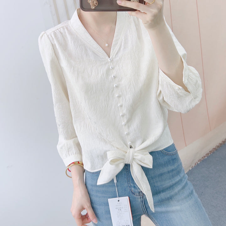 Damebluse med moderne bånd og perleknapper Stilla