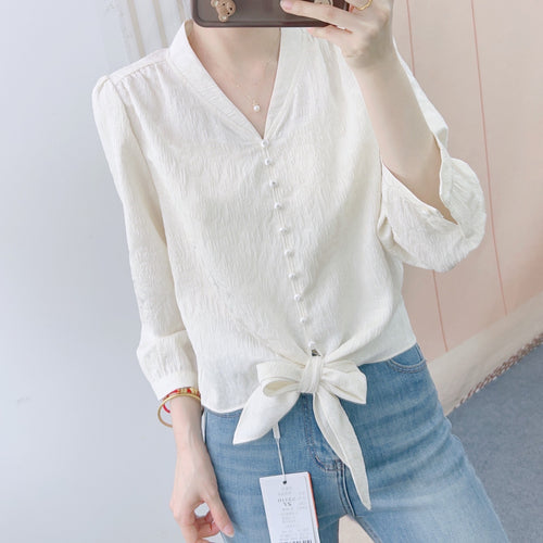 Damebluse med moderne bånd og perleknapper Stilla