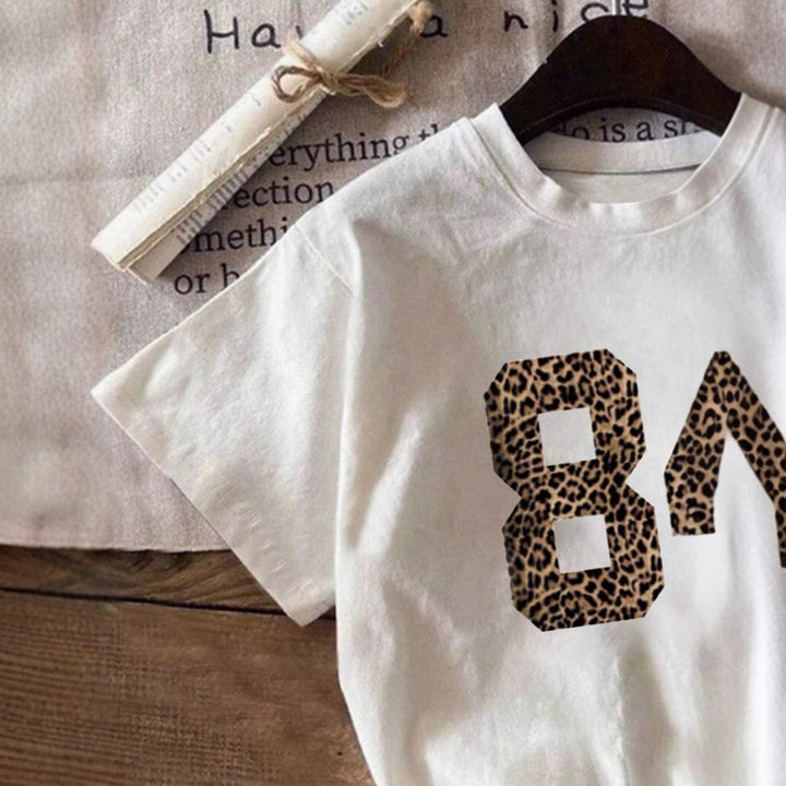 Dame T-shirt med kreativt skrift i moderne graffiti-stil Skovae