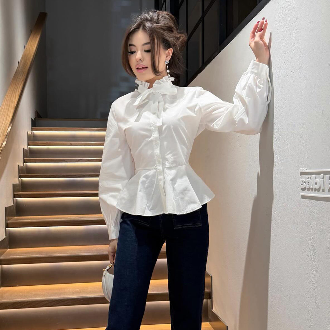 Damebluse med ruffle-detalje og flatterende snit