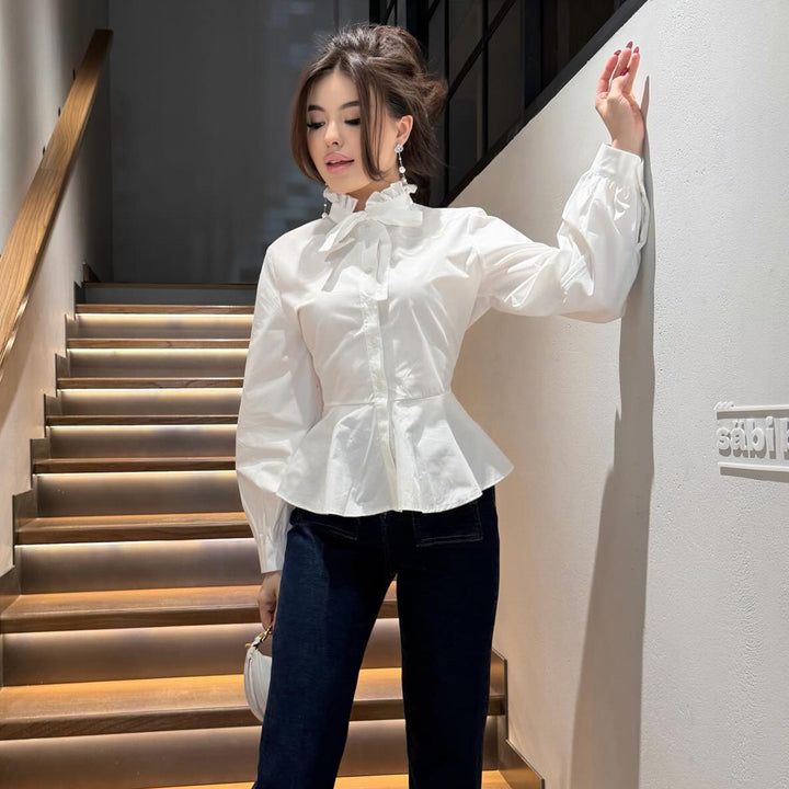 Damebluse med ruffle-detalje og flatterende snit