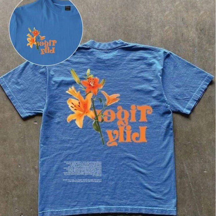 Dame T-shirt med kunstnerisk floraltryk og legende skrift Skovae
