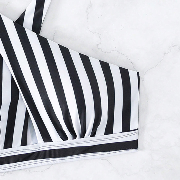 Dame triangel-bikini med raffinerede bindebånd og elegant stribet design Skovae