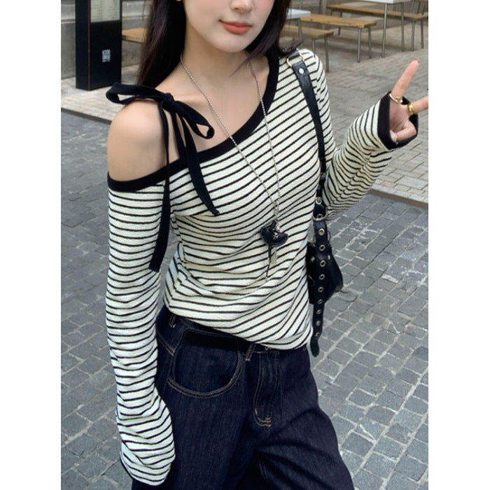 Kvinders off-shoulder langærmet skjorte med stribet design og dekorative bue detaljer Stilla