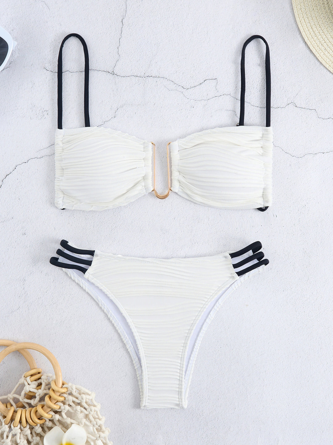 Dame bandeau-bikini med raffineret plisseret design og sidelændebånd Skovae