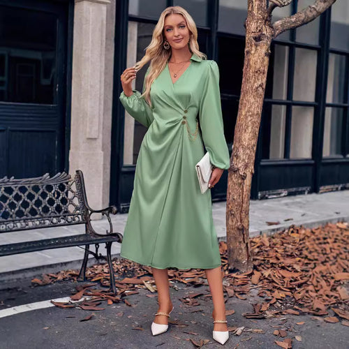 Dame elegant vikledress med flydende stof og markante puffærmer Stilla