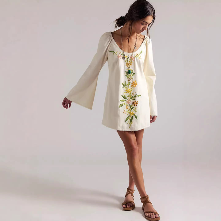Dame blusekjole med blomsterbroderier og bredt udfoldede ærmer Skovae