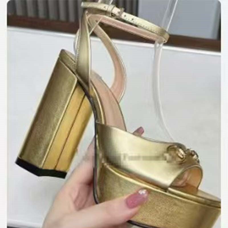 Femme Strappy High-Platform Hælede Sandaler med dekorativt Spænde-Detail Stilla