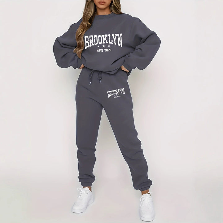 Dame hoodie og joggersæt med urban Brooklyn design Skovae