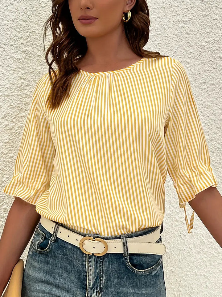Damebluse med moderne striber og elegante flæsedetaljer Stilla