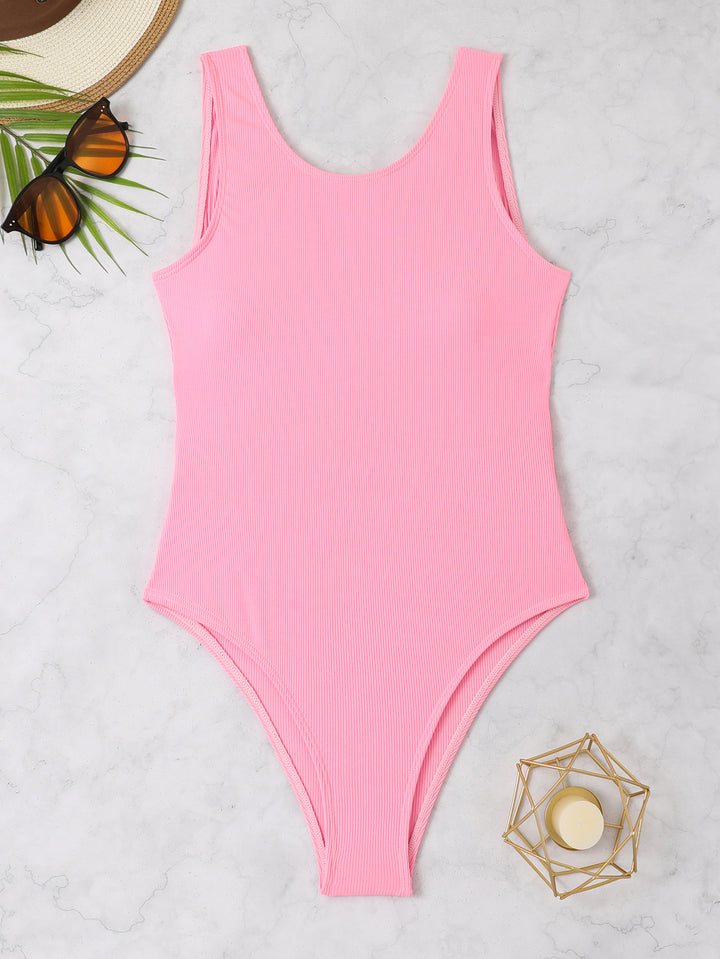 Dame ét piece badedragt med elegant rib design og figurformende pasform Stilla