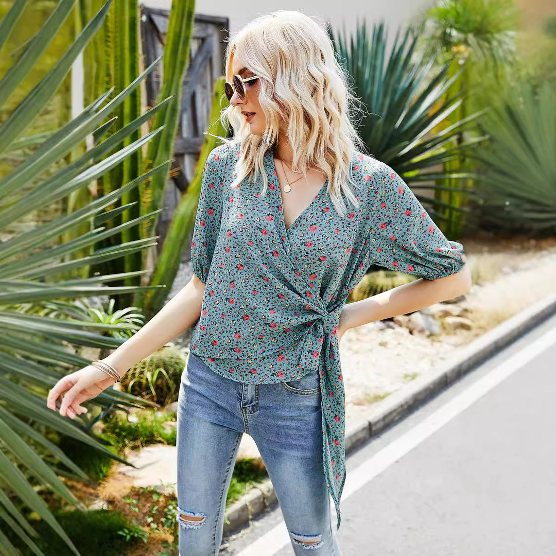 Dame indpakningsbluse med blomsterprint og tidløst design Stilla