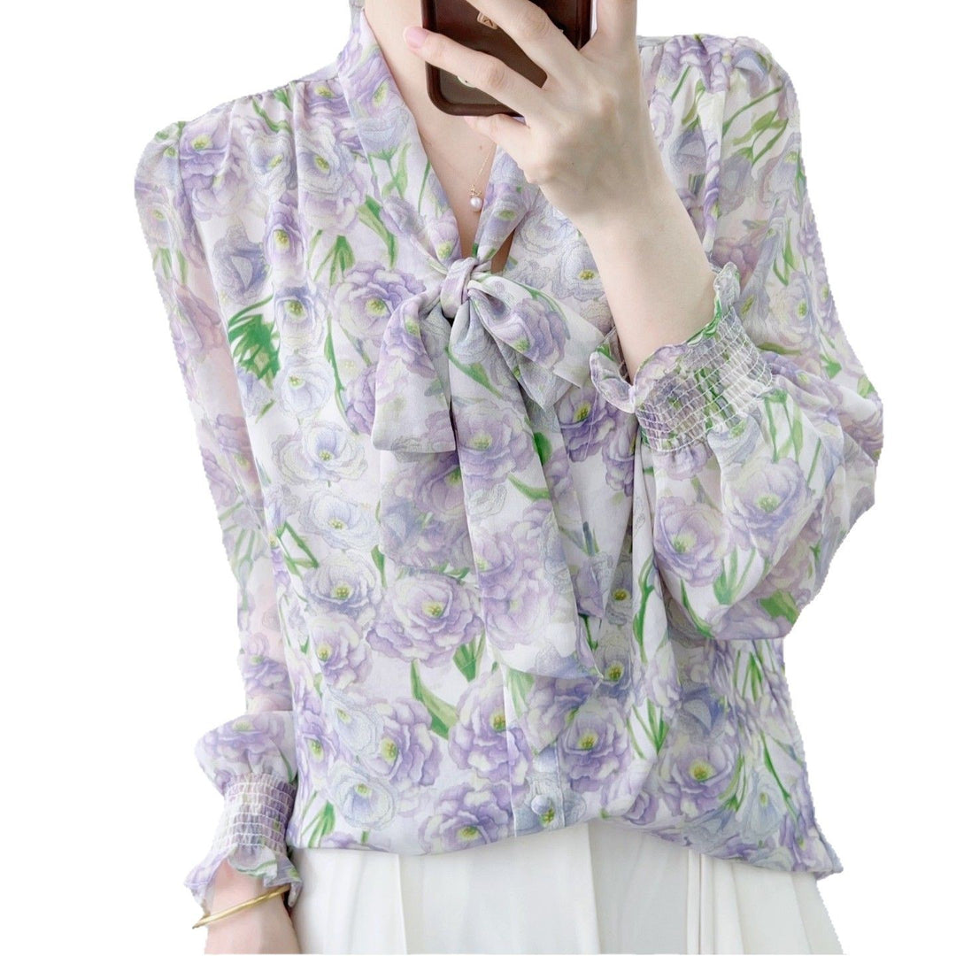 Dame chiffonbluse med dekorativt bindebånd og florale accenter Stilla