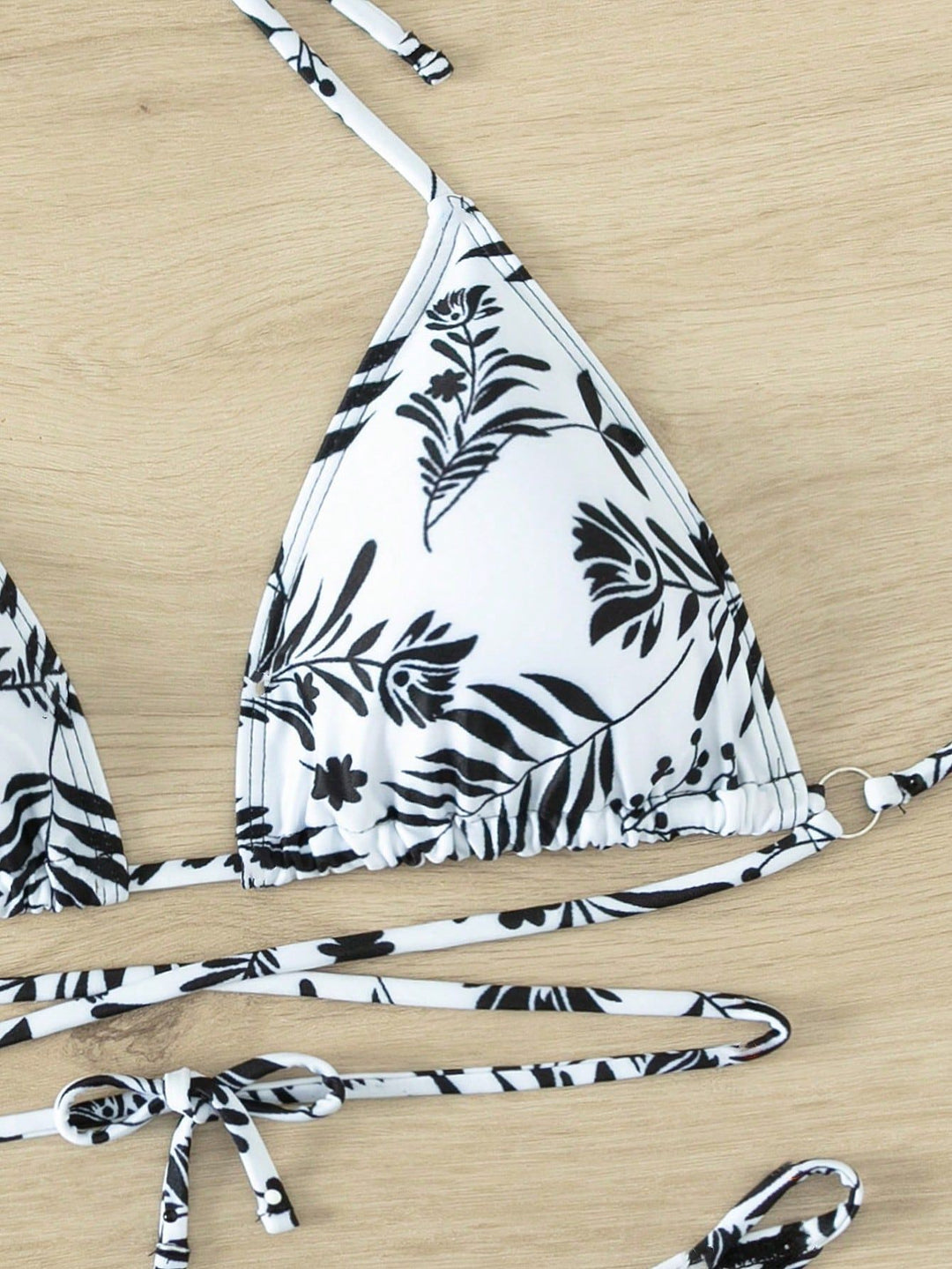 Dame bikini-sæt med blomsterprint og flot tie-dye design Stilla