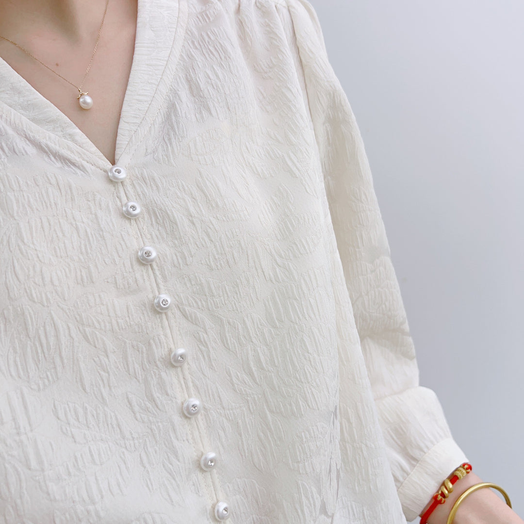 Damebluse med moderne bånd og perleknapper Stilla