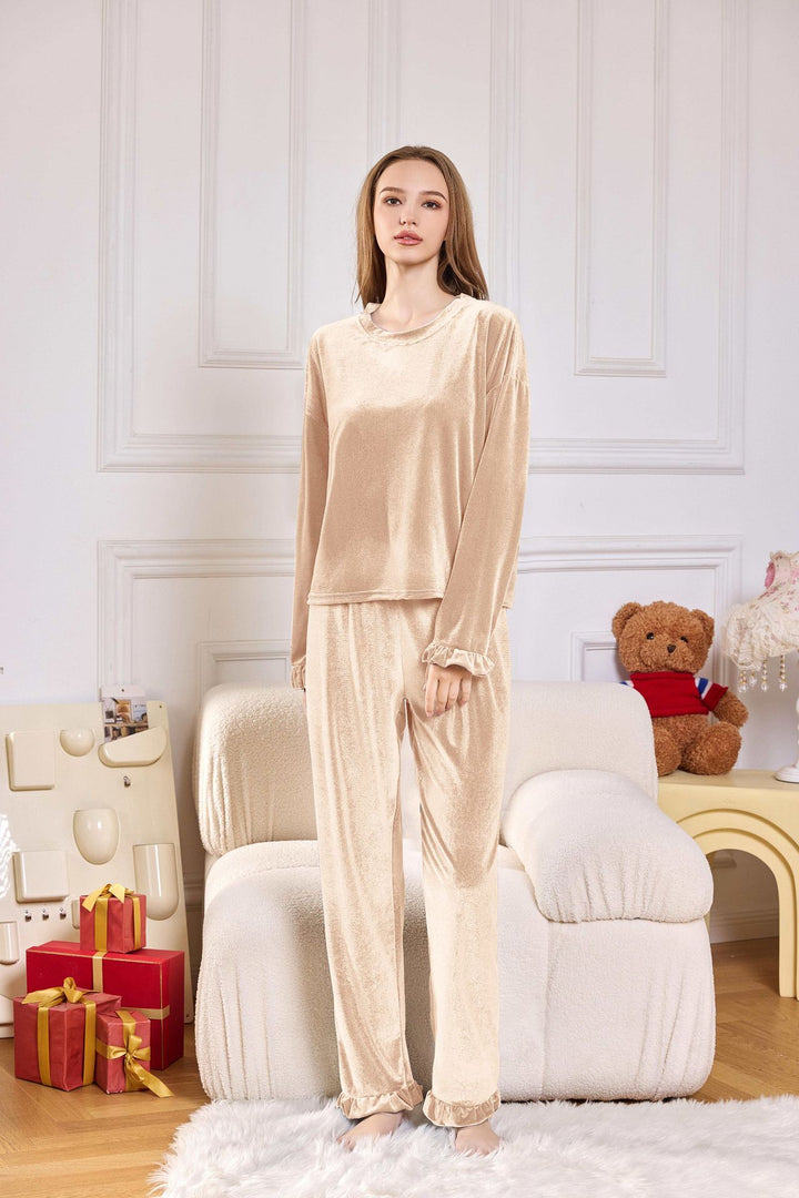 Dame luksuriøs velour pyjamasæt med fine flæsedetaljer Stilla