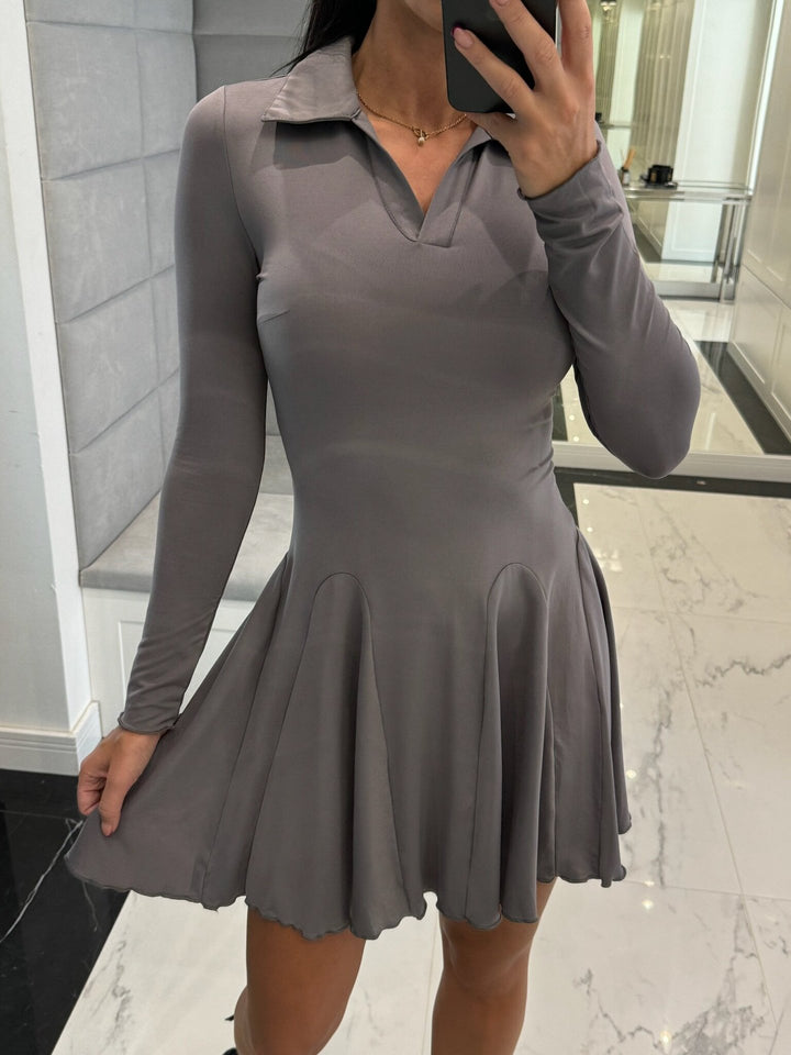 Damekjole med polo-krave og svajende skirt Stilla