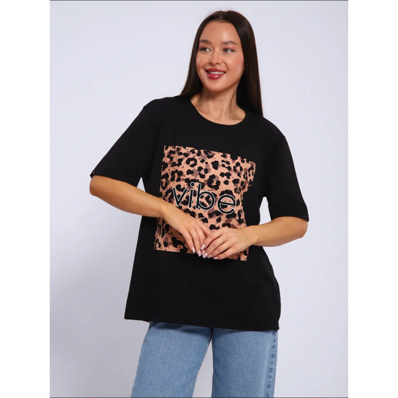 Dame T-shirt med kreativt leopardmotiv og afslappet skrift Stilla