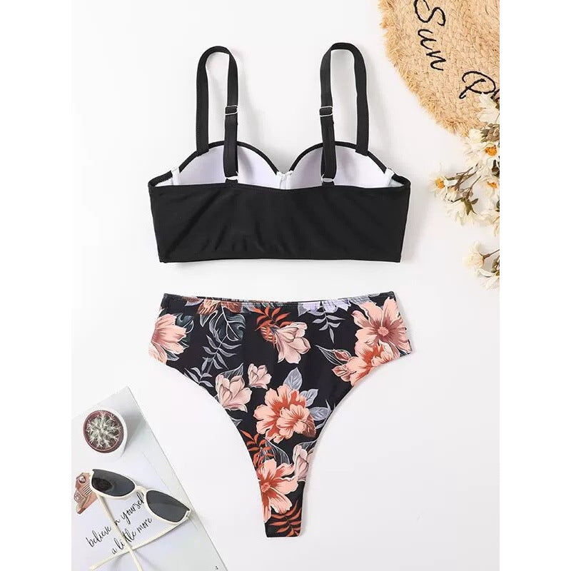 Dame Bikini-sæt med polstret top og moderigtige blomstertrusser Skovae