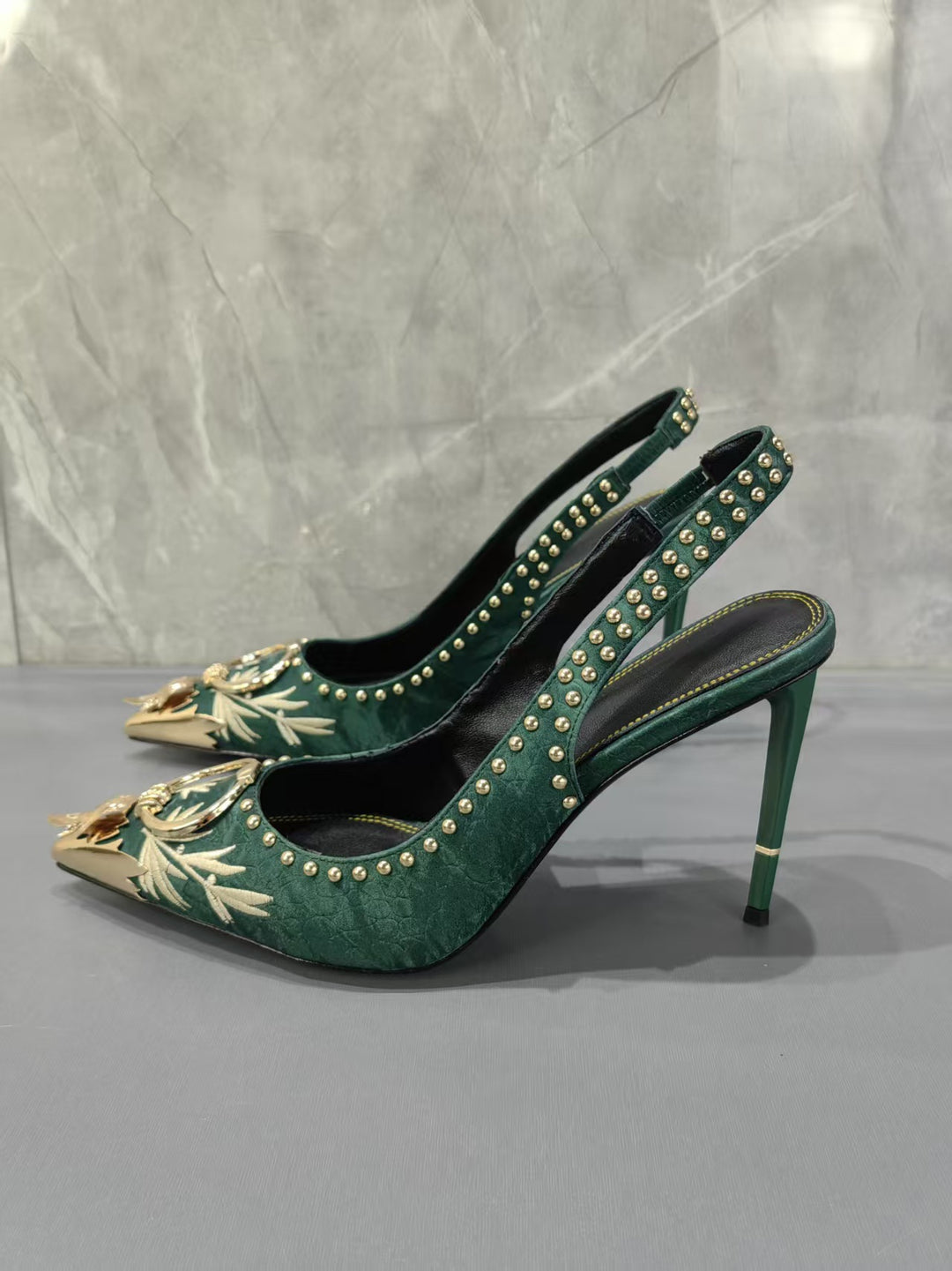 Femme Slingback-hæle med elegante dekorationer Stilla