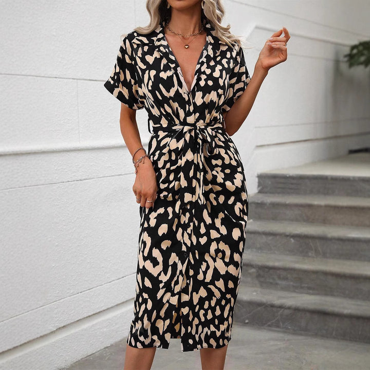 Dame moderigtige omslagskjole med elegante slidsdetaljer Stilla