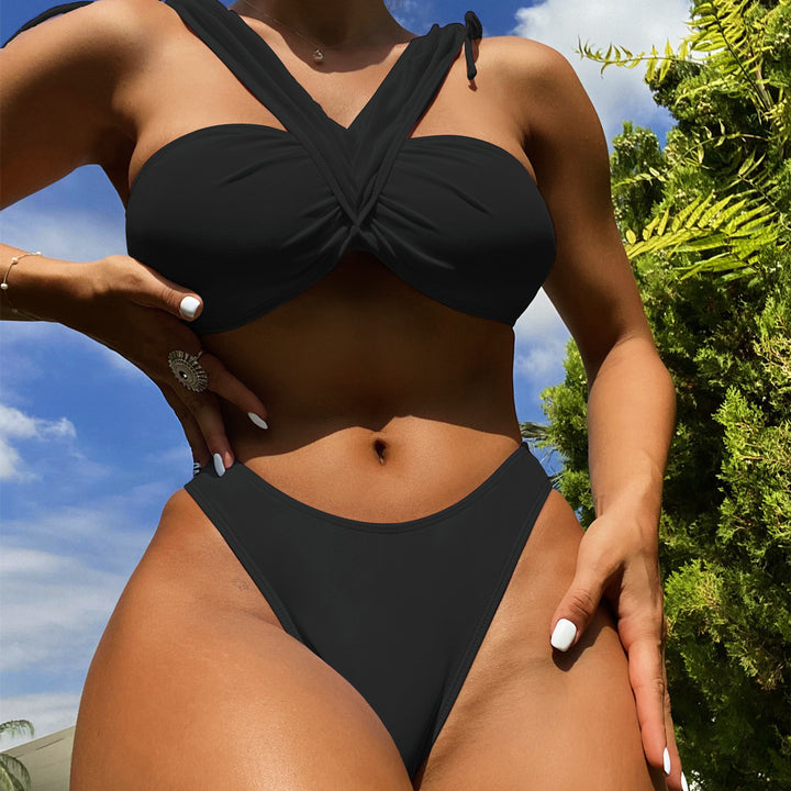 Dame bandeau-bikini med justerbare stropper og elegant twist-design Skovae