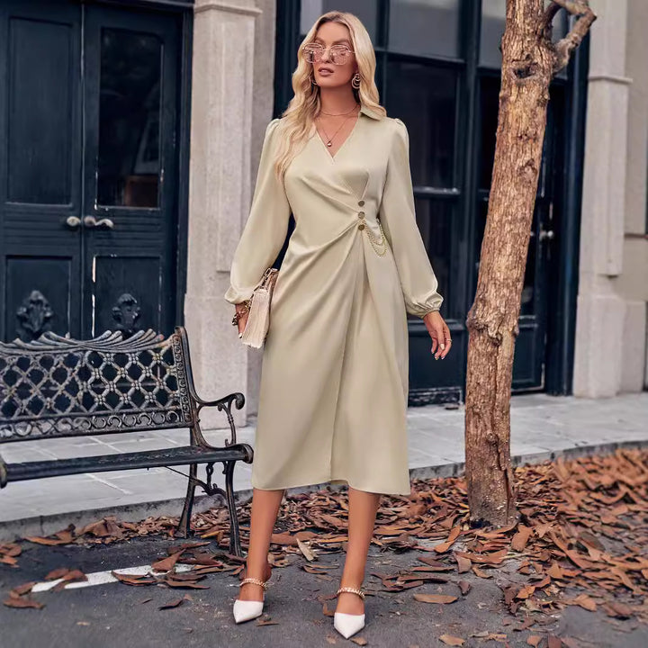 Dame elegant vikledress med flydende stof og markante puffærmer Stilla