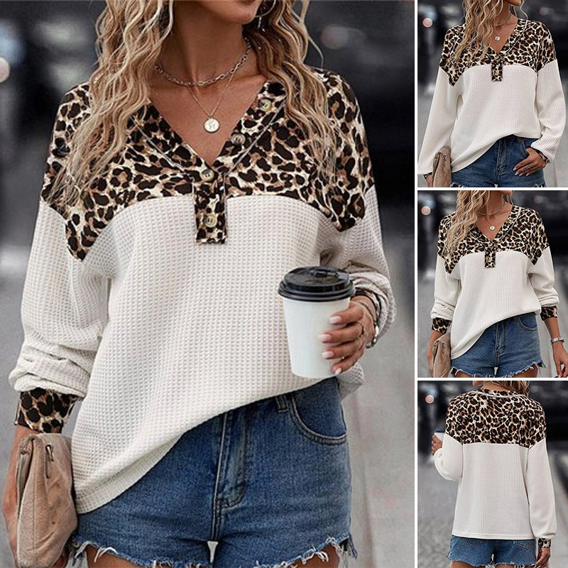 Kvinders casual top med leopard design og knapdetaljer Stilla