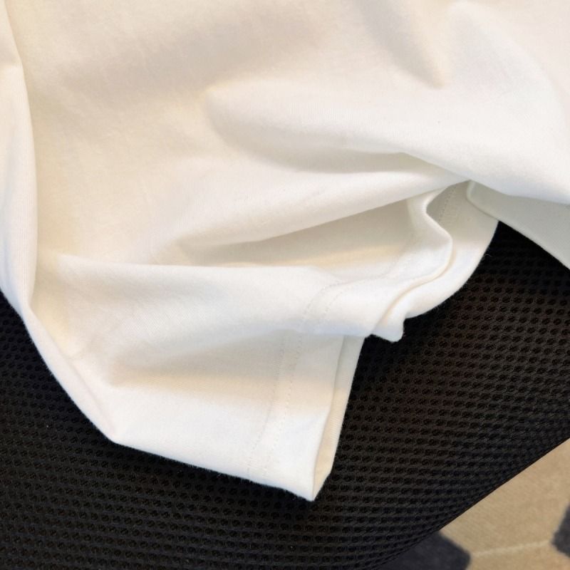 Dame T-shirt med moderne grafikprint og afslappet snit Stilla
