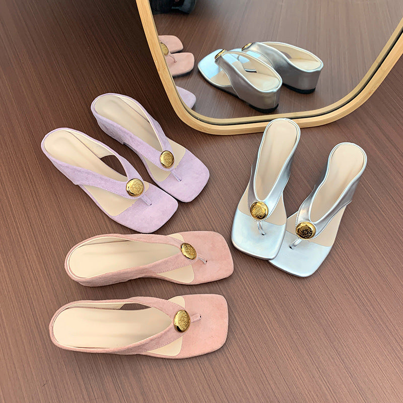 Dame stilige metalliske flip-flops med dekorativt gyldent accent Stilla