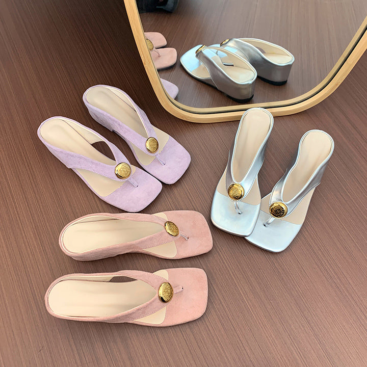 Dame stilige metalliske flip-flops med dekorativt gyldent accent Stilla