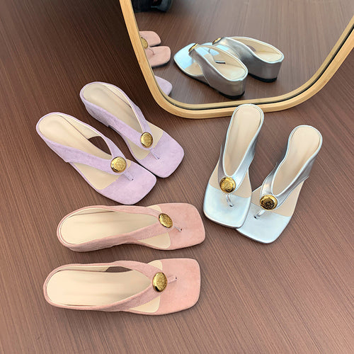 Dame stilige metalliske flip-flops med dekorativt gyldent accent Stilla
