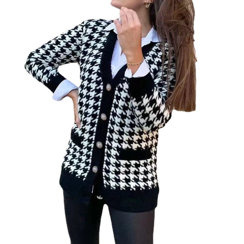 Kvindernes fashionable strikkede cardigan med stilfuldt houndstooth mønster og store knapper Stilla