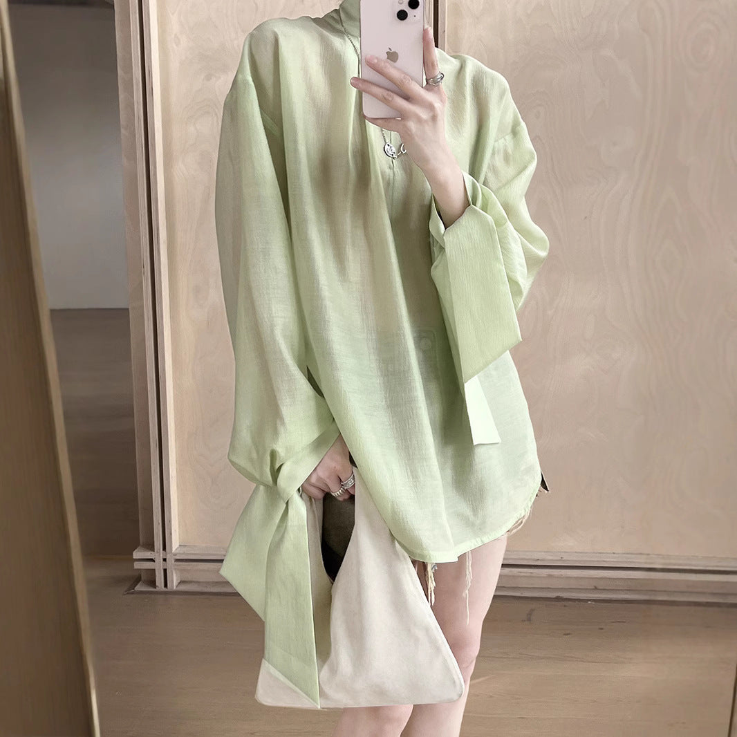Damebluse med innovative båndærmer og elegant struktur Stilla