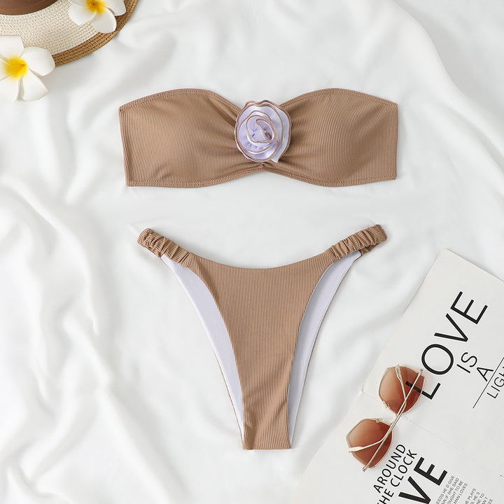 Dame bandeau-bikini-sæt med blomsterdetalje og trendy design Stilla