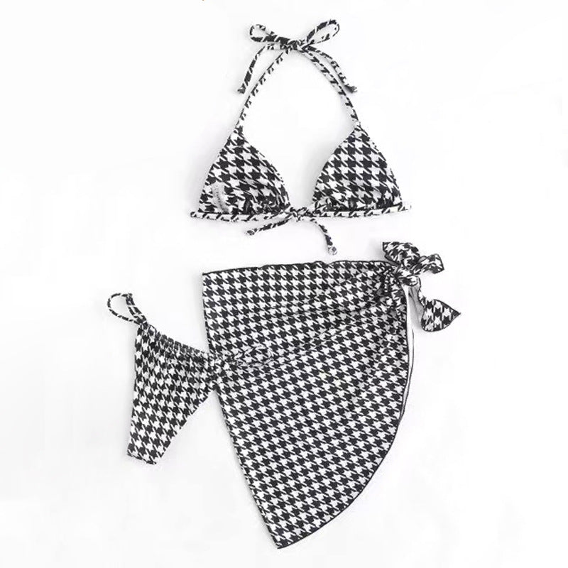 Dame bikini-sæt med moderne houndstooth mønster og stilfuld omslagskørt Skovae
