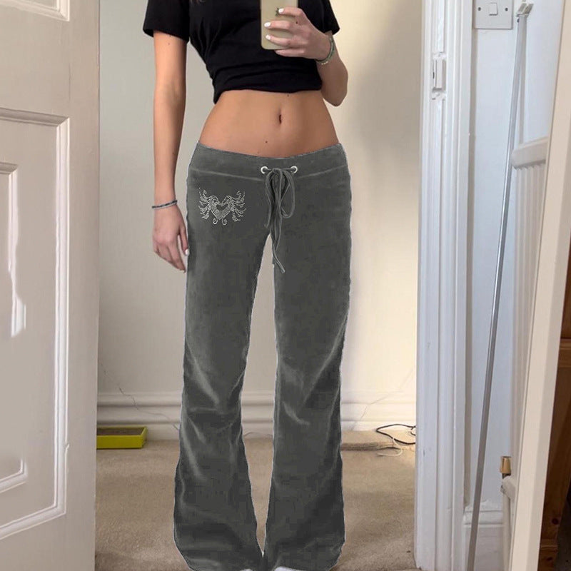 Dame-sweatpants i afslappet flared-design med trendy broderier Skovae