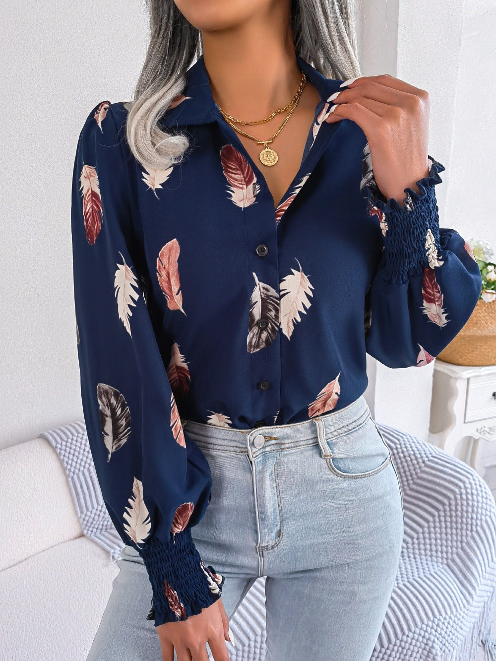 Damebluse med blomsterfjerdesign Stilla