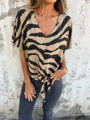 Dame kortærmet bluse med modent knude-detail og unikt zebra-tryk Stilla