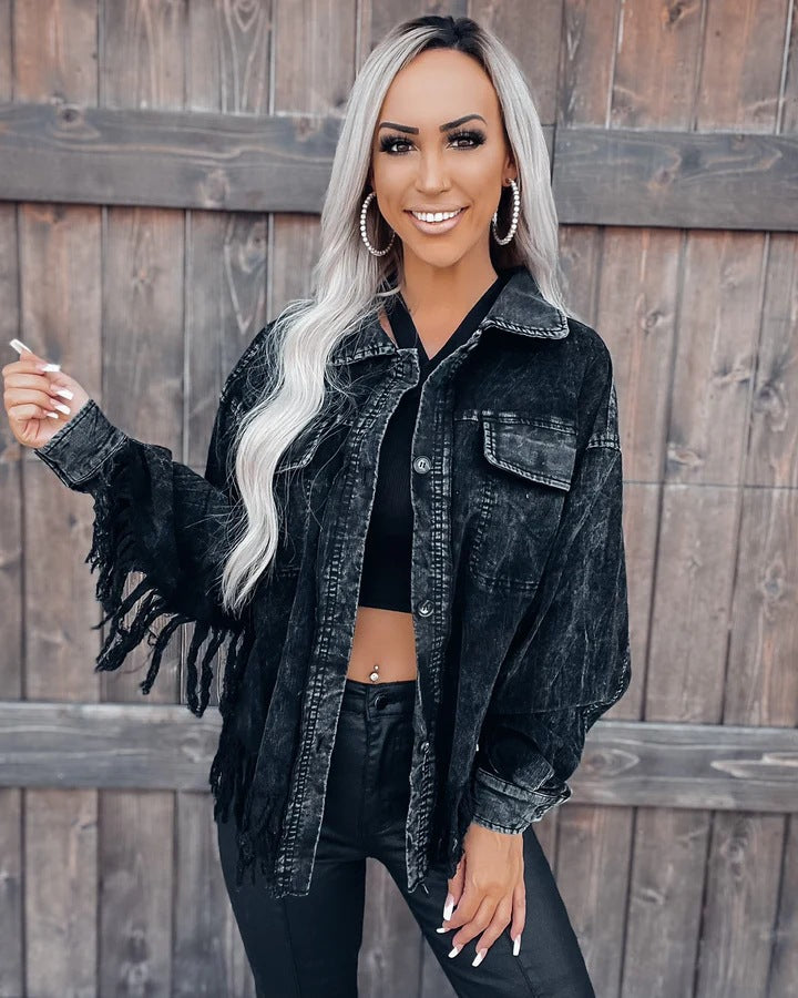 Kvinders frynsejakke lavet af denim i en afslappet oversized pasform