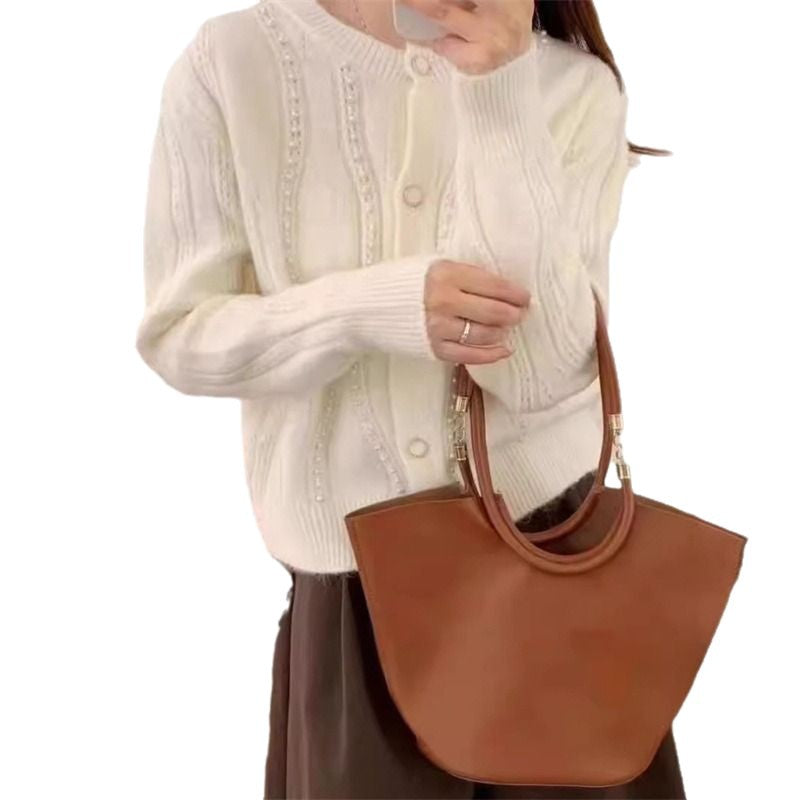 Dame cardigan med elegante perledetaljer og klassisk snit Stilla
