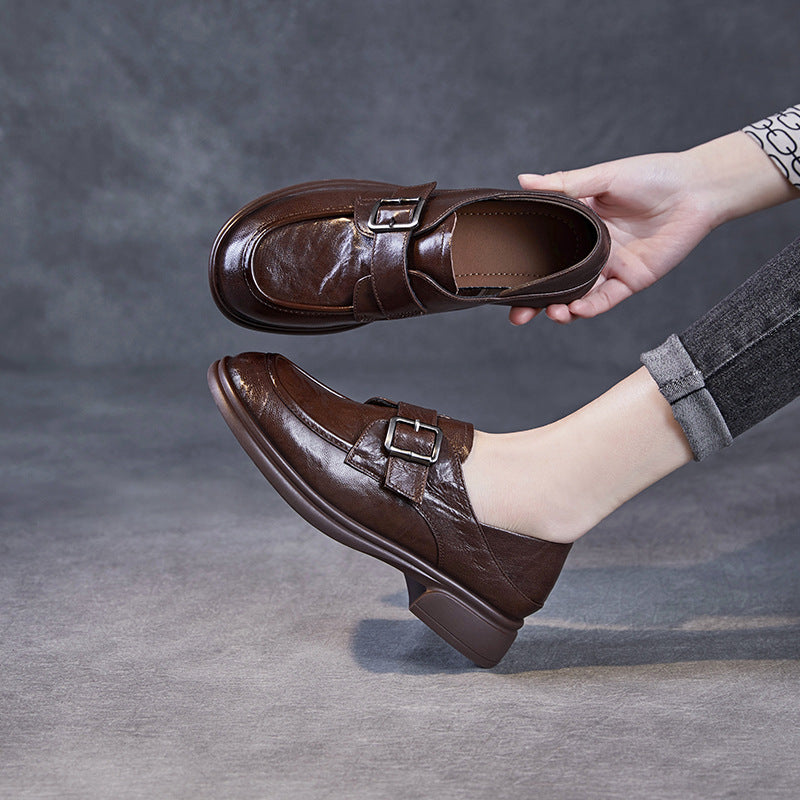 Femme Classic Slip-On Loafers med spænde-detalje Stilla