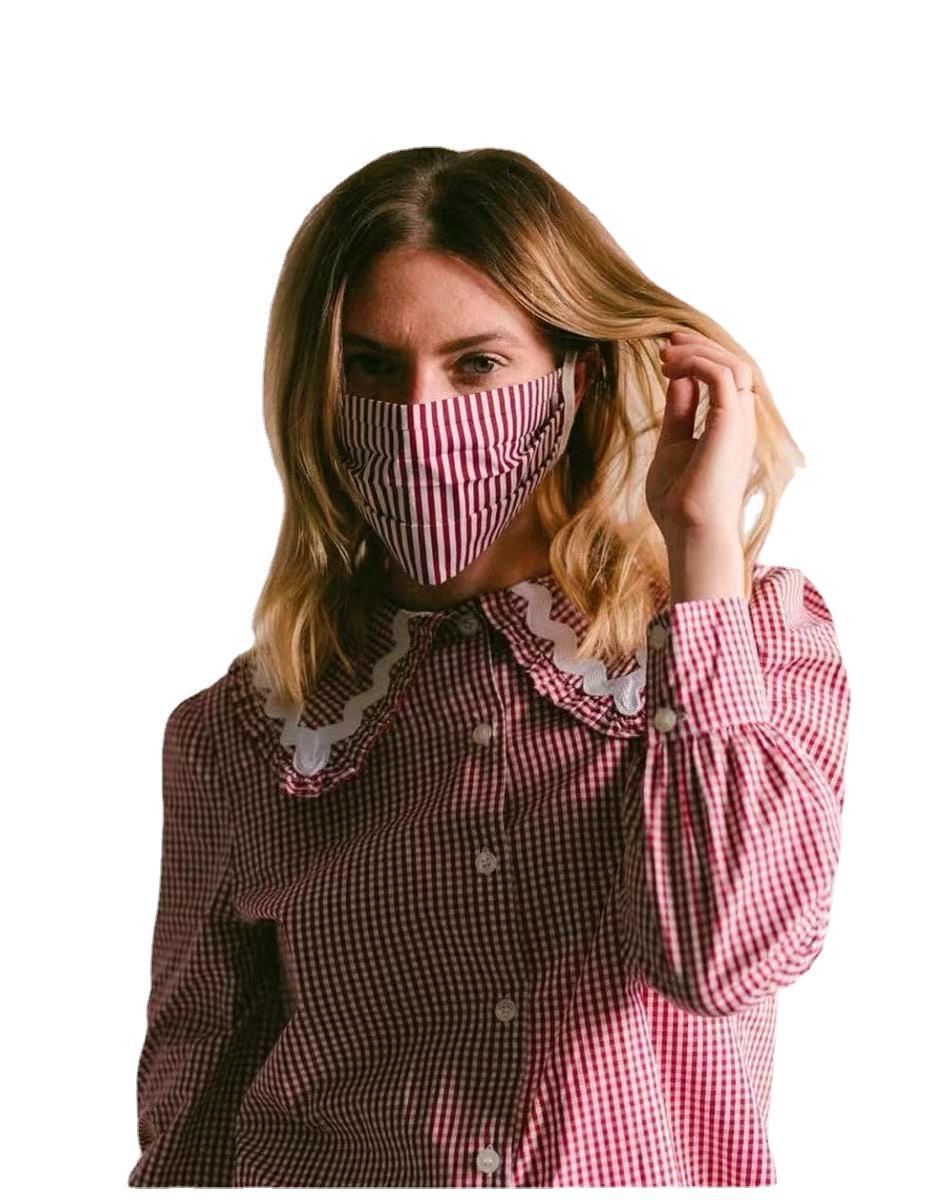 Damebluse med voluminøs krave og elegante flæser Stilla