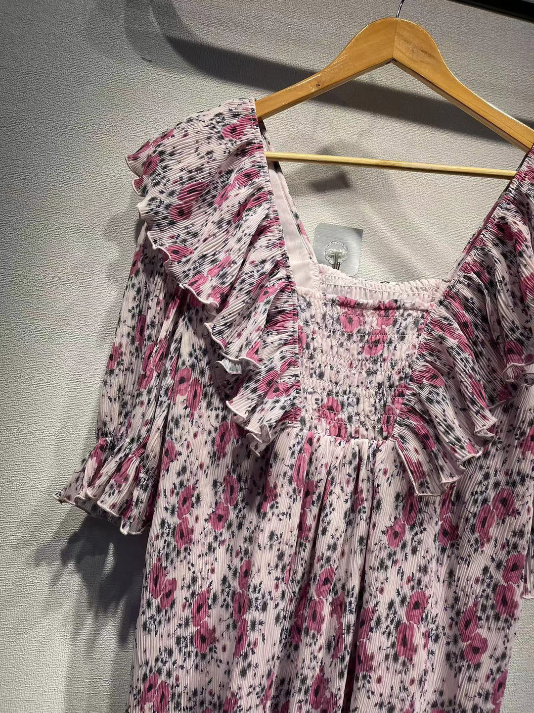 Dame blomsterkjole med romantisk flæse design og lette stofdetaljer Stilla