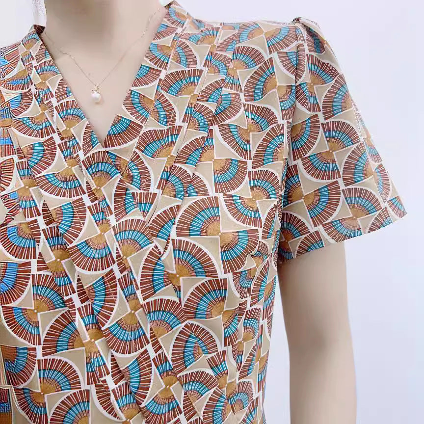 Dame Midi kjole med kreativt grafisk mønster og elegant indpakningslook Stilla