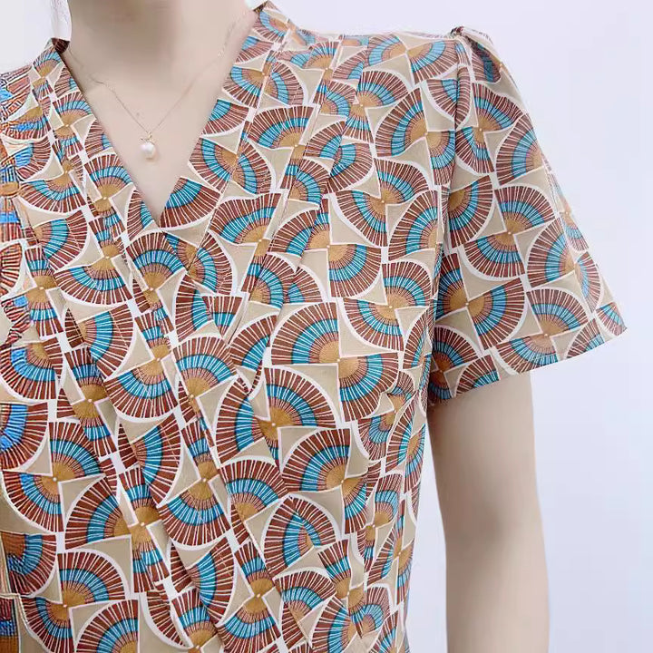Dame Midi kjole med kreativt grafisk mønster og elegant indpakningslook Stilla