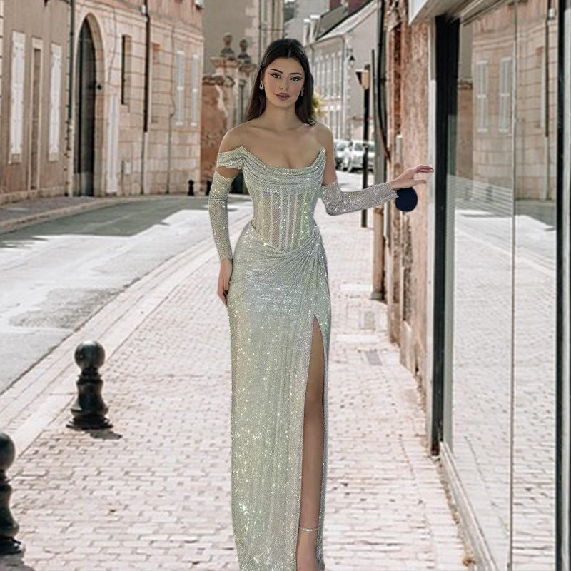 Dame elegante aftenkjole med glitrende dekorativ detalje og draperet nederdel Skovae