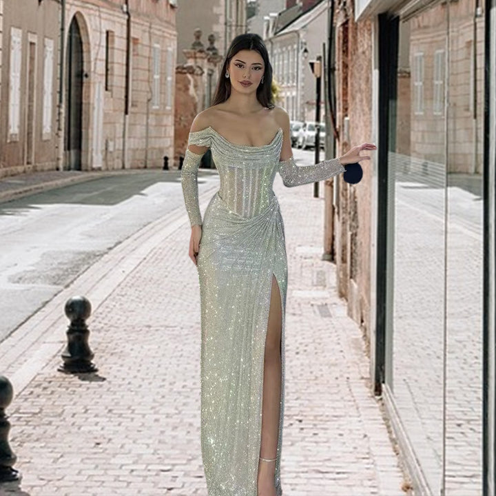 Dame elegante aftenkjole med glitrende dekorativ detalje og draperet nederdel Skovae