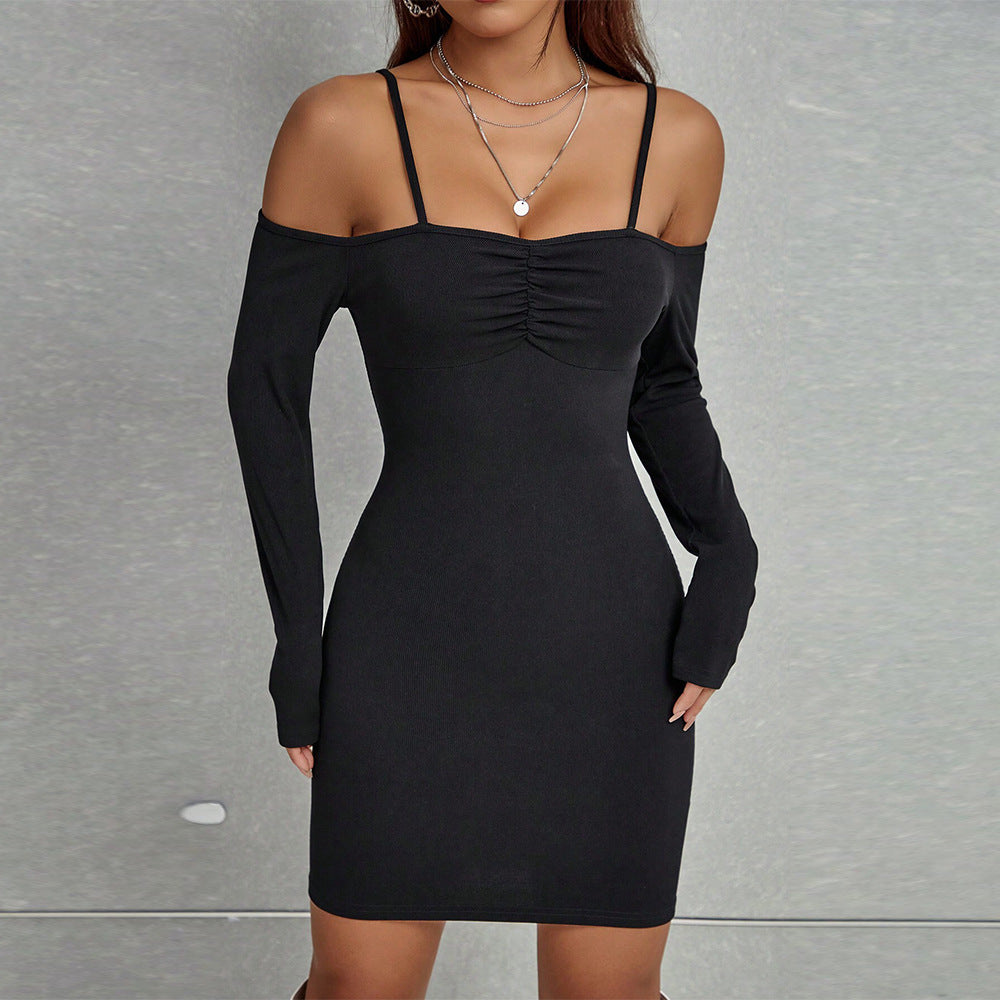 Kvinders mini kjole med off-shoulder design og elegant flæsedetalje Stilla