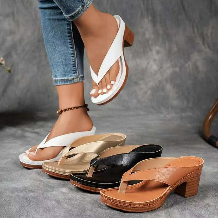 Dame flip-flops med elegant metalrem og komfortabelt fodseng Stilla